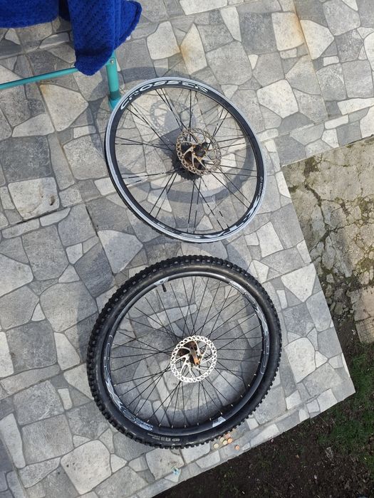 Една капла със диск и капла със външна гума вътрешна и диск