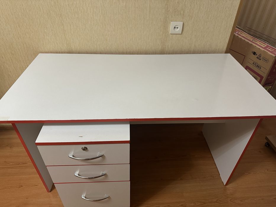 Офисная мебель, стол и комод