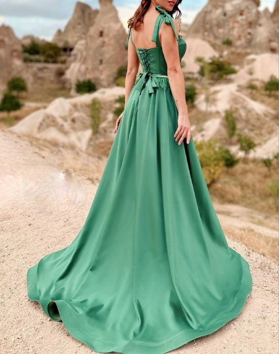 Елегантна дълга рокля със шлейф