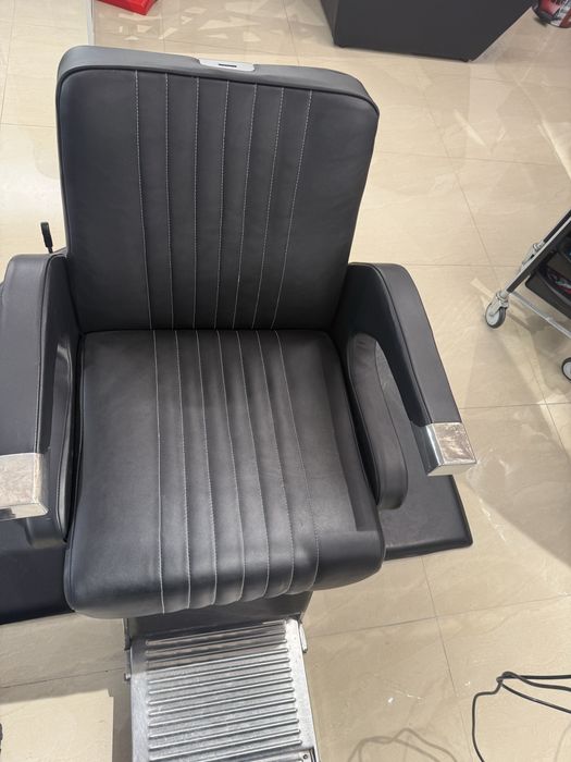Vand scaun frizerie profesional piele naturala+post de lucru mdf