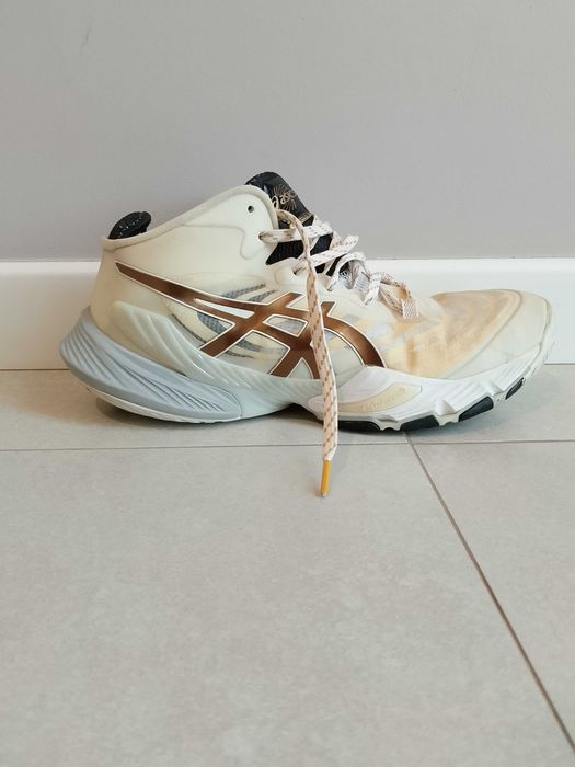 Asics meterise white and gold line.