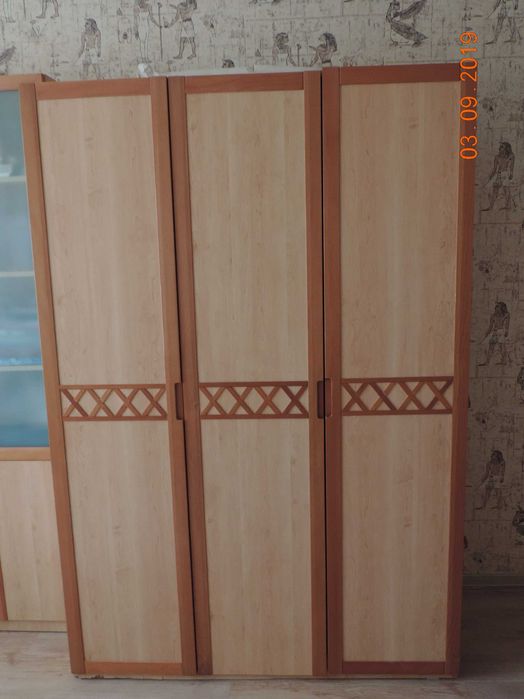 Продам добротный гарнитур  Торг.