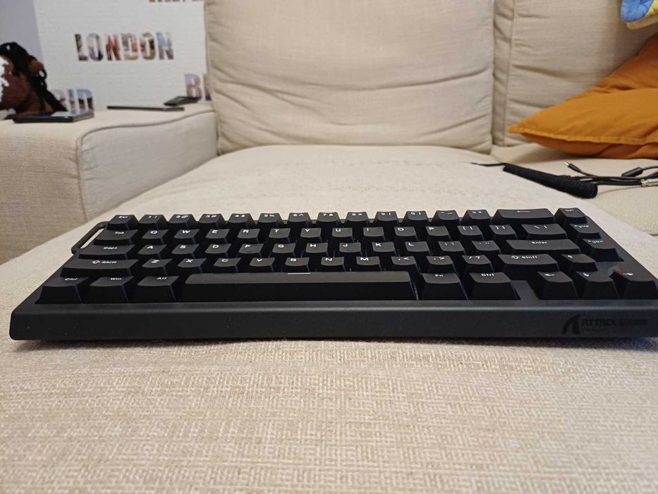 Продавам механична клавиатура Attack Shark X68 HE – почти нова, в отлично състояние! Идва с два кабела! Всичко работи перфектно!