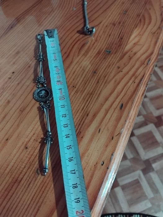 Продават се сребърни гривни