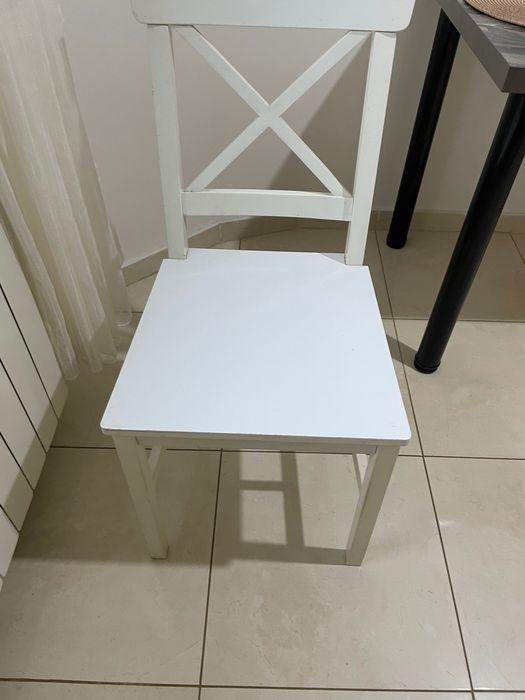 Scaune albe bucătărie