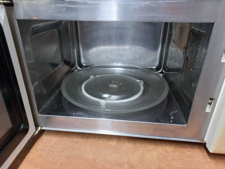 Чиния за микровълнова фурна.