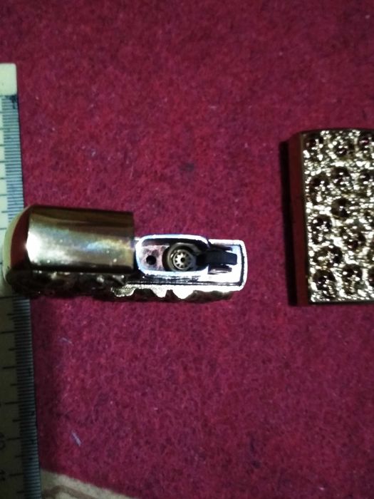 Газовая зажигалка.