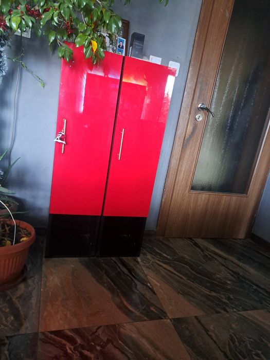 Гланциран шкаф  с чекмеджета