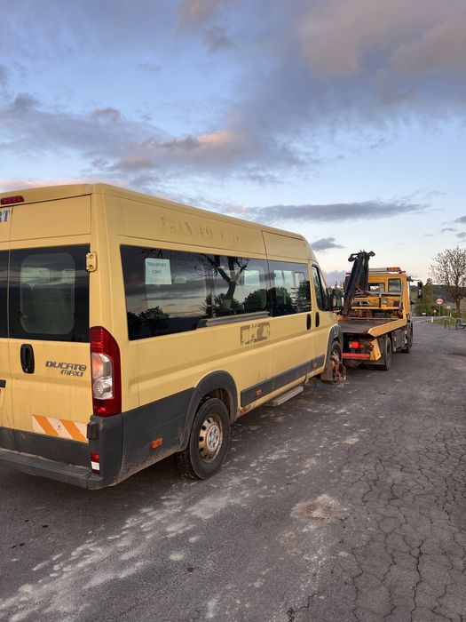 Autospeciala cu Macara platou hidraulic Tractari Auto Iveco Eurocargo 12T