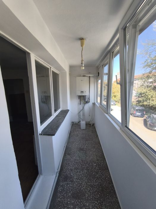 Vând apartament cu 3 camere în Govândari, Reșița – 69 mp, vedere spre Bârzava, zonă liniștită