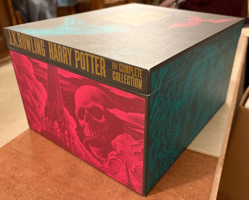 Хари Потър Boxed Set- The complete collection Hardback + подарък