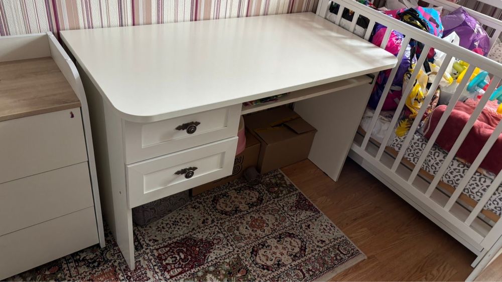 Продам стол и шкаф