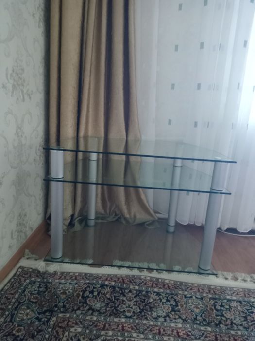 Продам стеклянный стол под телевизор