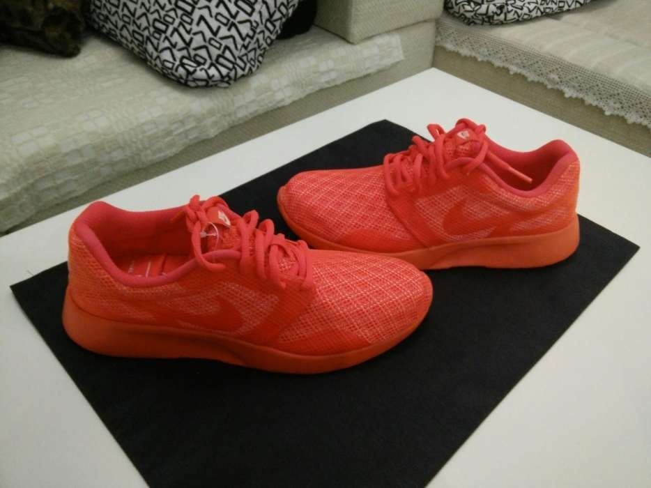 Nike NOI si New Balance