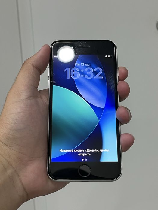 Продам iPhone SE 2020