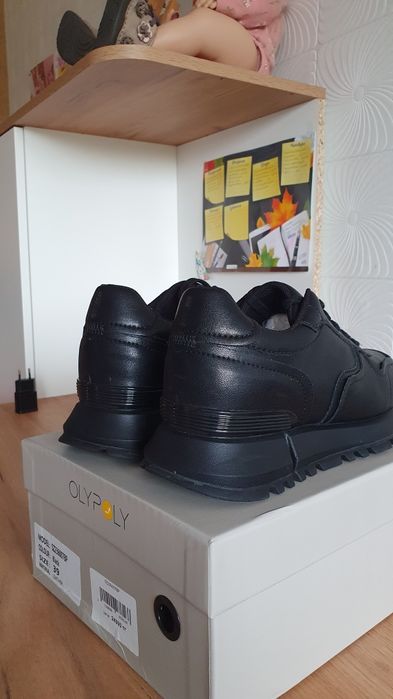 Кроссовки кожаные