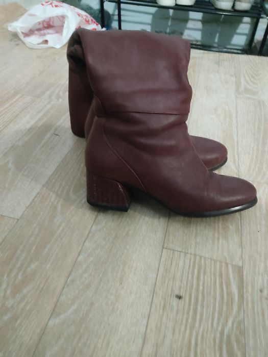 Отдаю кожаные сапоги даром