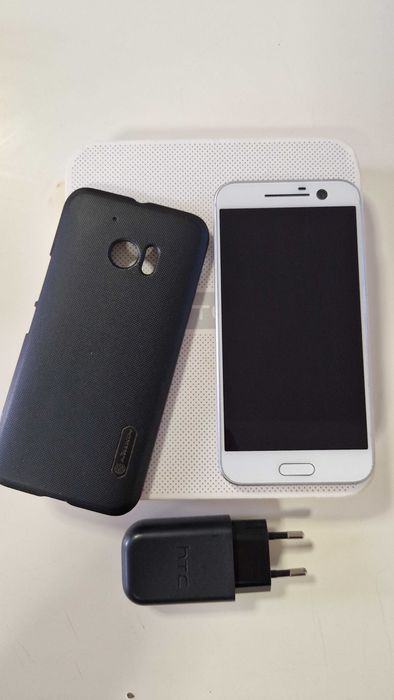 HTC 10 с оригинално зарядно и заден протектор