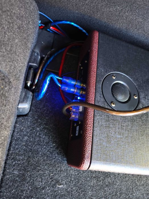 Бас каса с вграден усилвател за под седалка