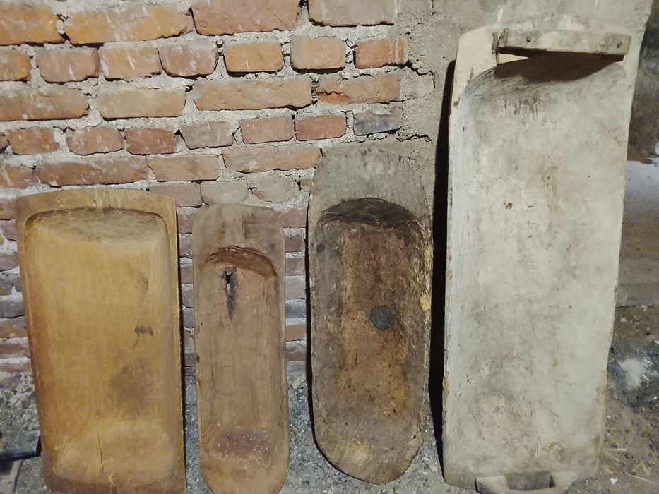 Четири броя много стари дървени корита