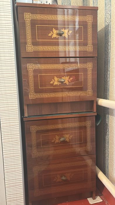 Тумбочки,  диван,  компьютерный стол