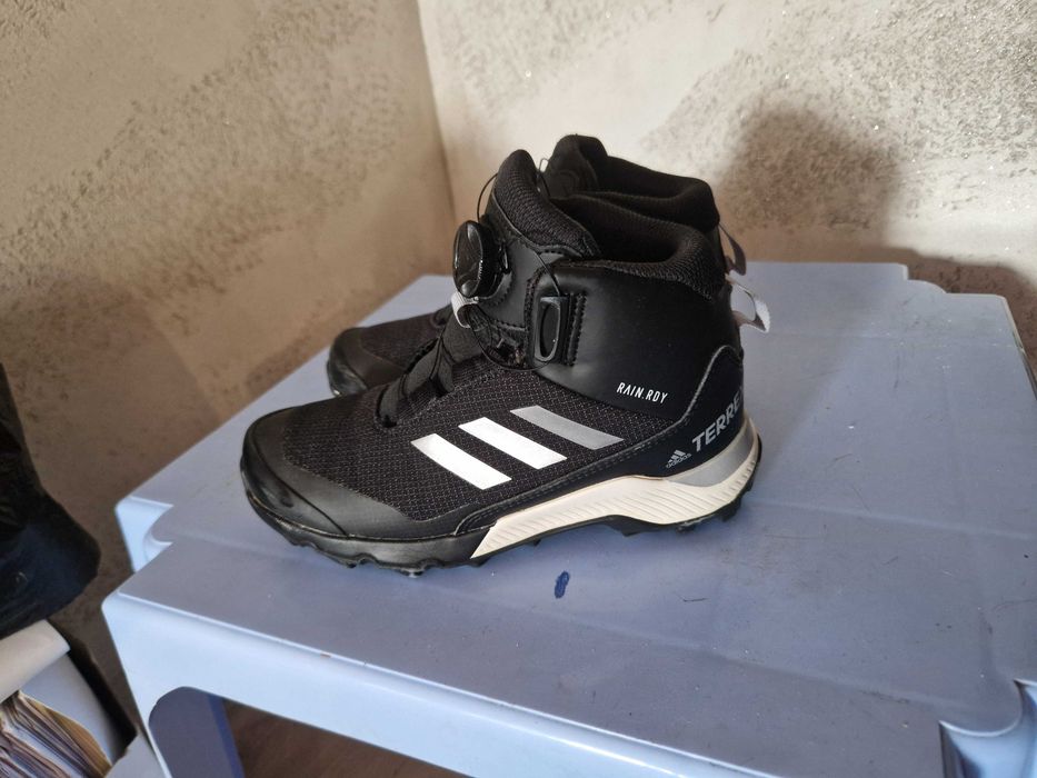 Зимни непромокаеми боти на adidas