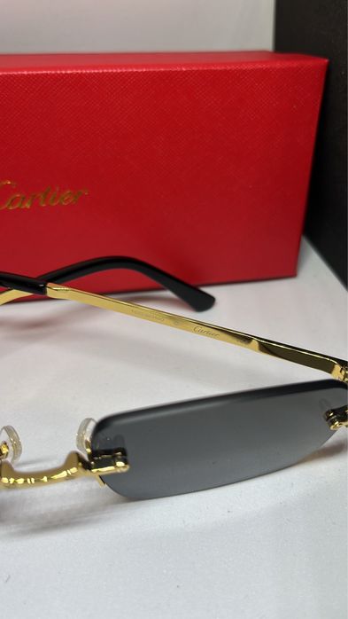 Слънчеви очила Cartier.