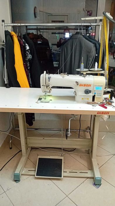 Mașină de cusut liniară, automată are servo motor cu direct drive.