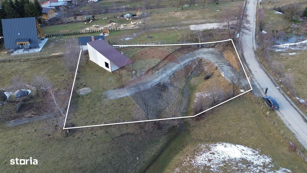 Teren de vanzare in Leresti si casa la roșu cu vedere spre Iezer