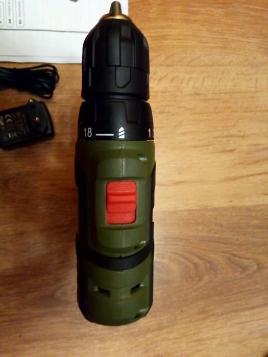 Masina de gaurit cu acumulator 10.8V-1.3 Ah,11400RPM,Mandrina 10mm,Nou