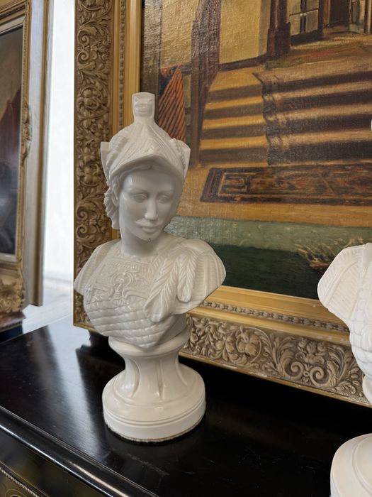 Doua busturi din praf de marmura