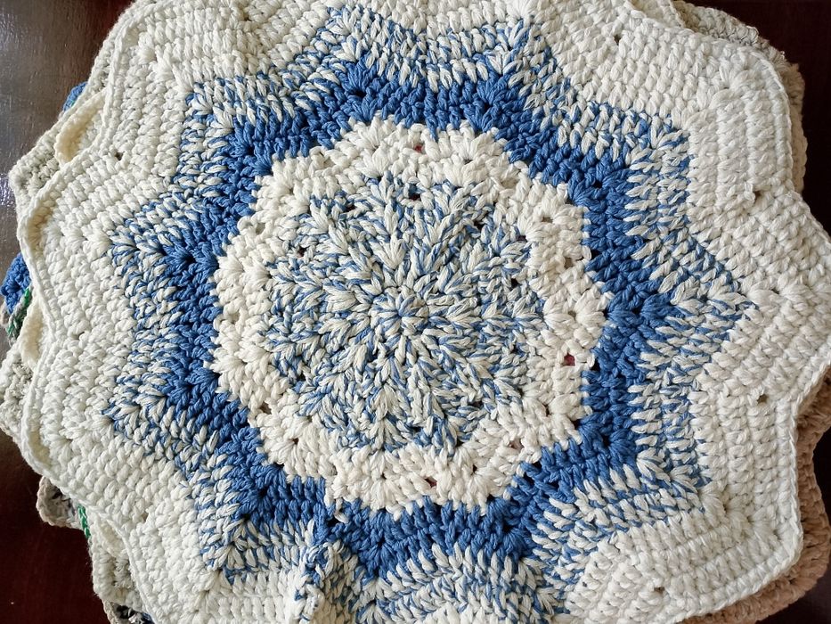 Сидушки вязаные цветные