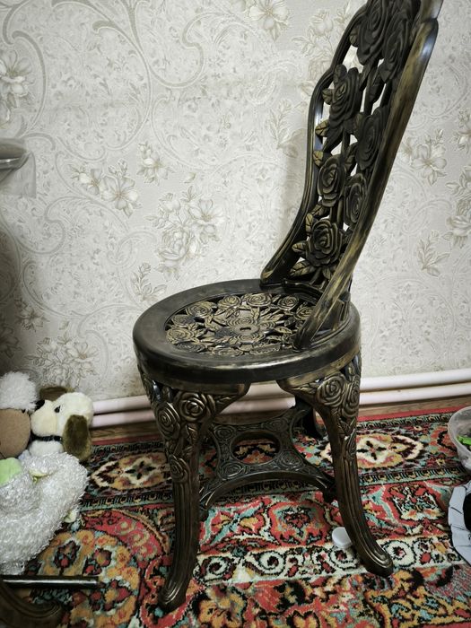 Стол и 4 стула в отличном состоянии