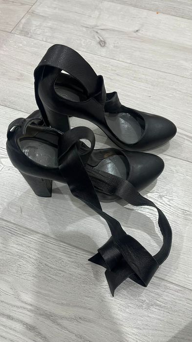 Кожаная обувь черная