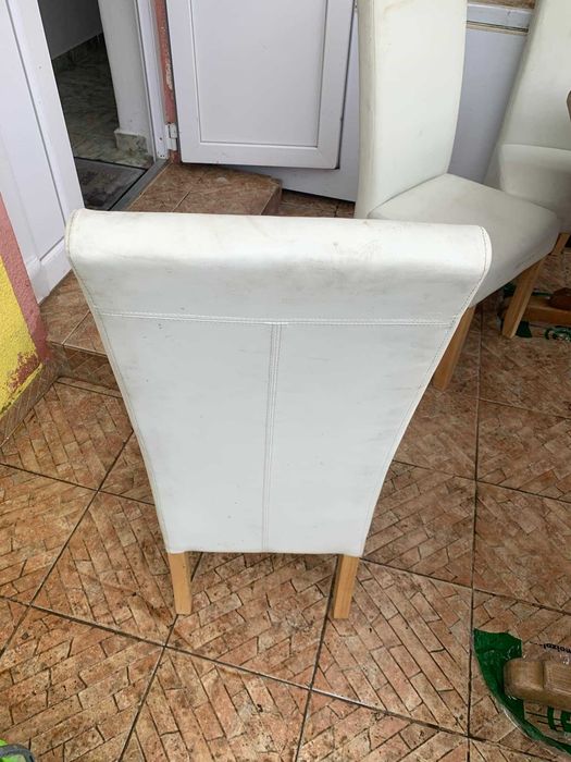 Masa cu blat din lemn masiv cu patru scaune inbracate in piele alba