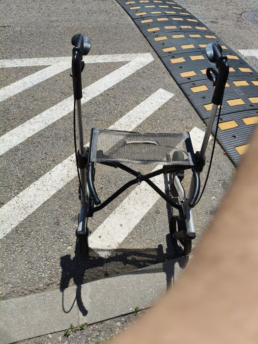 Cadru de mers pentru persoane cu handicap