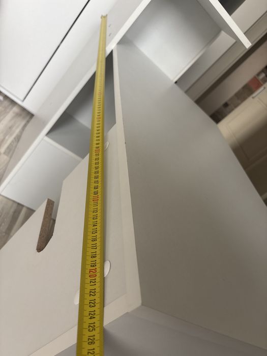 Бяло бюро с етажерка и шкафове