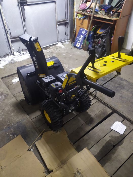 Продам снегоуборочную машину