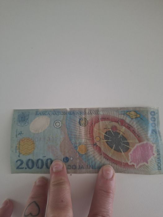 Vand bancnota de 2000 lei eclipsa
