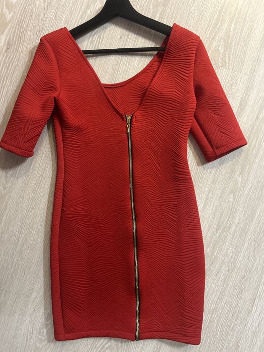 Червена рокля с изрязан гръб