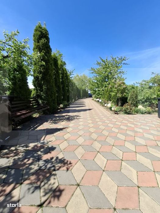 Vila spatioasa  – 300 mp utili, teren 4600 mp, DN in Brehuiesti