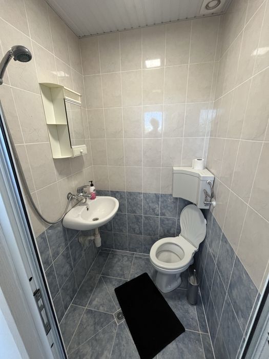 Квартира под наем къща под наем 2 етажа 3 спални 3 бани двор навес