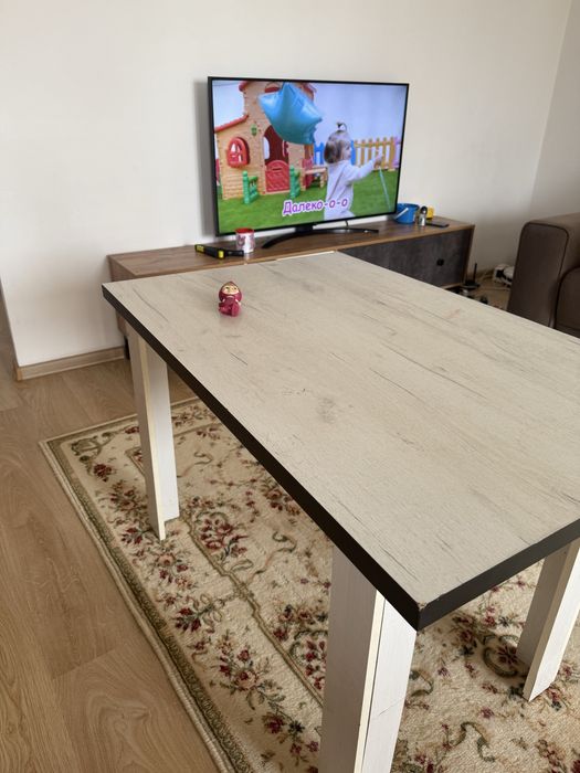 Кухонный стол обеденный