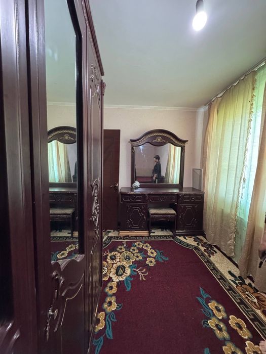 Сдается 2 х ком кв в Чирчике 4 этаж с мебелью в аранче улица пабеда