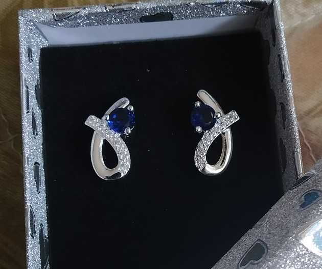 Нови, елегантни сребърни обеци. В подаръчна кутия.