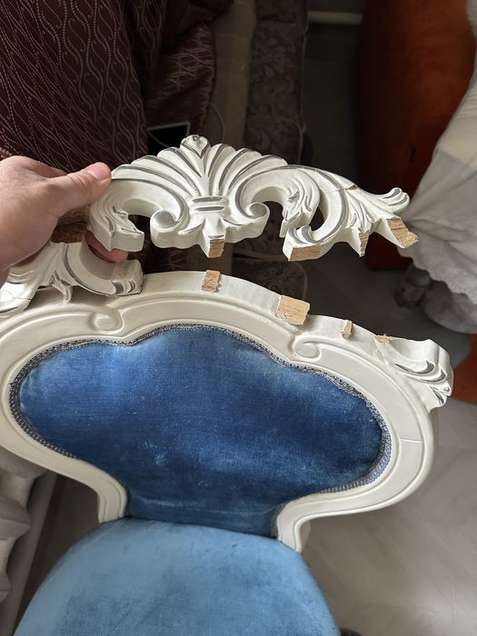 Стулья с декоротивными коронами