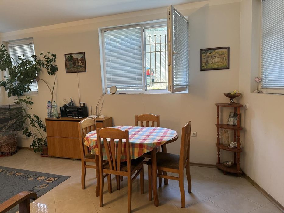 Дава се под наем Двустаен апартамент в Бургас, Център - 50 кв.м за 306 € - Снимка #3