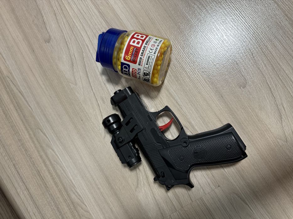 Airsoft пистолет + 6mm BB сачми (оптика), много запазен — комплект