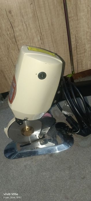 Tikuv mashinalari va bichim pichogʻi arzon narxda sotila.