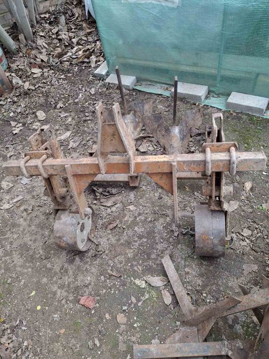 Трактор с плуг, фреза, браздир и ремарке